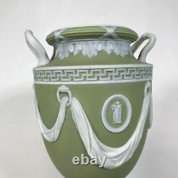 Rare 19th Century Jaune Vert Jasperware Urne Avec Drape Décoration