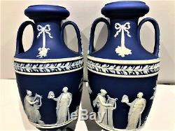 Rare 6 C. 1891 Wedgwood Jasper Ware Portland Bleu Paire De Vase Trophée Neuf