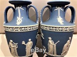 Rare 7 C. 1867/68 Wedgwood Bleu Jasperware Urne Trophée Vase Paire Mint