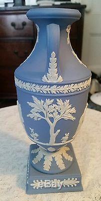 Rare 9 Pouces Wedgwood Blue Jasperware Bolted Urn Shape Trophy Vase