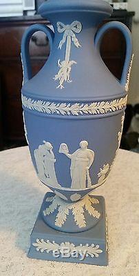 Rare 9 Pouces Wedgwood Blue Jasperware Bolted Urn Shape Trophy Vase