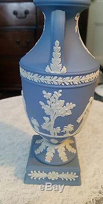 Rare 9 Pouces Wedgwood Blue Jasperware Bolted Urn Shape Trophy Vase