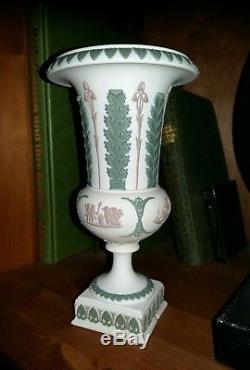 Rare Antique 19ème Wedgwood Vase D'urne Tri-color Jasper Ware