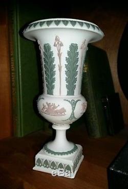 Rare Antique 19ème Wedgwood Vase D'urne Tri-color Jasper Ware