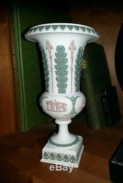 Rare Antique 19ème Wedgwood Vase D'urne Tri-color Jasper Ware