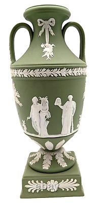 Rare Antique Wedgwood Green Jasperware Tall Apollo Muses Trophy Vase (vers 1890)  <br/>
<br/>(Note: 'trophy vase' does not have a direct translation in French, so it is left as is in the translation.)