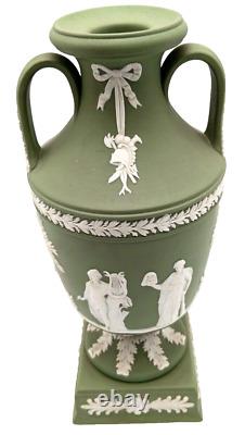 Rare Antique Wedgwood Green Jasperware Tall Apollo Muses Trophy Vase (vers 1890) 


<br/>
 
<br/> 
	(Note: 'trophy vase' does not have a direct translation in French, so it is left as is in the translation.)