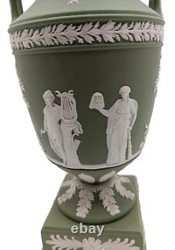 Rare Antique Wedgwood Green Jasperware Tall Apollo Muses Trophy Vase (vers 1890) 
 	<br/>
   <br/>
(Note: 'trophy vase' does not have a direct translation in French, so it is left as is in the translation.)