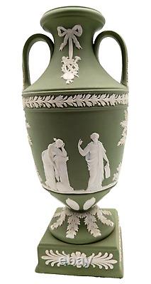 Rare Antique Wedgwood Green Jasperware Tall Apollo Muses Trophy Vase (vers 1890) <br/>	

<br/>
 (Note: 'trophy vase' does not have a direct translation in French, so it is left as is in the translation.)