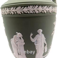 Rare Antique Wedgwood Green Jasperware Tall Apollo Muses Trophy Vase (vers 1890) <br/>
			<br/>	 (Note: 'trophy vase' does not have a direct translation in French, so it is left as is in the translation.)