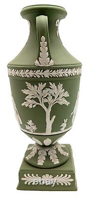 Rare Antique Wedgwood Green Jasperware Tall Apollo Muses Trophy Vase (vers 1890)   
<br/>

   <br/> 
 (Note: 'trophy vase' does not have a direct translation in French, so it is left as is in the translation.)