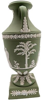 Rare Antique Wedgwood Green Jasperware Tall Apollo Muses Trophy Vase (vers 1890) 
<br/> 
 
<br/>(Note: 'trophy vase' does not have a direct translation in French, so it is left as is in the translation.)