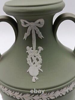 Rare Antique Wedgwood Green Jasperware Tall Apollo Muses Trophy Vase (vers 1890) <br/>
 	
 <br/>
	
(Note: 'trophy vase' does not have a direct translation in French, so it is left as is in the translation.)