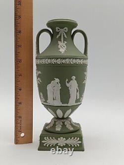 Rare Antique Wedgwood Green Jasperware Tall Apollo Muses Trophy Vase (vers 1890)  
<br/> <br/>  
(Note: 'trophy vase' does not have a direct translation in French, so it is left as is in the translation.)