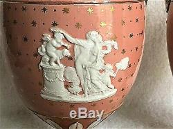 Rare C. 1861 Wedgwood Victorien Jasperware Trophy Vase Saumon Couleur 8.5h