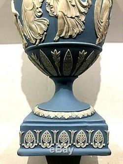 Rare C. 1864 Wedgwood Jasperware Bleu Urne Campana Piédestal Mint Aas