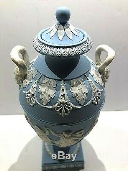 Rare C. 1864 Wedgwood Jasperware Bleu Urne Campana Piédestal Mint Aas