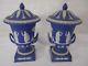 Rare Paire D'urnes Couvertes Musées Bleu Jasperware Wedgwood Antique