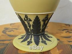 Rare Vase À Pieds Hauts En Jasperware Jaune Avec Trempette Jaune Wedgwood Relief Floral Noir C. 1879
