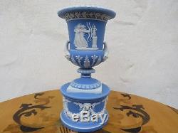 Rare Wedgwood Blue Jasper Ware Double Piédestal Campana Vase Urne (c. 1865)