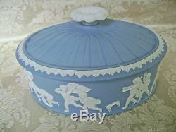 Rare Wedgwood Blue Jasperware Boîte Ovale Avec Aveugle Man's Buff Design Mint