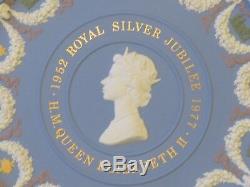 Rare Wedgwood Cinq Couleurs Le Hrm Reine Elizabeth II Plate Silver Jubilee Trophy