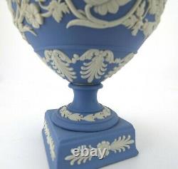 Rare Wedgwood Jasper Ware Lidded Vase / Urn Avec Putti Finial C. 1967