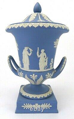 Rare Wedgwood Jasper Ware Lidded Vase / Urn Avec Putti Finial C. 1967