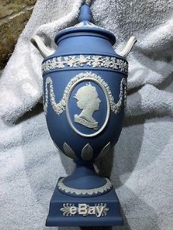 Rare Wedgwood Jasperware Bleu Queen Elizabeth 1952 2002 Golden Jubilee Urn