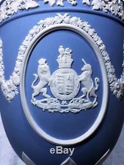 Rare Wedgwood Jasperware Bleu Reine Elizabeth 1952 Urn Dore Jubile 2002