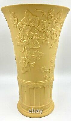 Rare Wedgwood Jaune Jasper Ware 9.5 Vase, Cane Doric Ivy, Excellent État