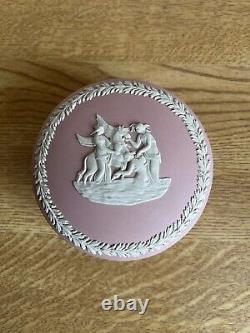 Rare Wedgwood Pink & White Jasper Ware Lidded Round Trinket Box Ridged Sides
<br/> 	
<br/>  	 Boîte à bijoux ronde rare en céramique Jasper rose et blanche de Wedgwood avec couvercle et côtés nervurés.