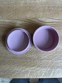 Rare Wedgwood Pink & White Jasper Ware Lidded Round Trinket Box Ridged Sides 	<br/>
		<br/> 	 Boîte à bijoux ronde rare en céramique Jasper rose et blanche de Wedgwood avec couvercle et côtés nervurés.