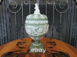 Rare Wedgwood Vert Jasperware Cupidon Arabesque Pedestal Couvert Vase Urn (1972)
