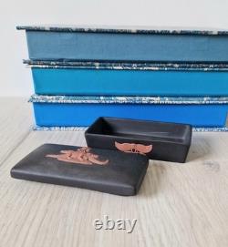 Rare boîte à bibelots Wedgwood en jasperware noir, terre cuite, crocodiles égyptiens