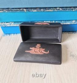 Rare boîte à bibelots Wedgwood en jasperware noir, terre cuite, crocodiles égyptiens