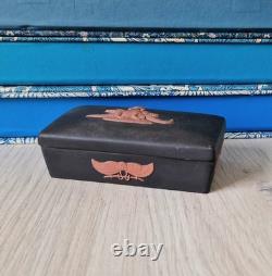 Rare boîte à bibelots Wedgwood en jasperware noir, terre cuite, crocodiles égyptiens