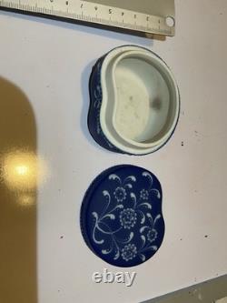 Rare boîte à bibelots en jaspe bleu en forme de rein signée Harry Barnard Wedgwood, vers 1898