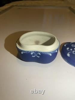 Rare boîte à bibelots en jaspe bleu en forme de rein signée Harry Barnard Wedgwood, vers 1898