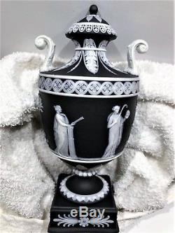 Rare (c. 1867) Wedgwood Black Urne À Piédestal Muses Jasperware Mush 7.5h # 264 Mint