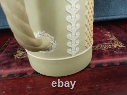 Rare cruche en jaspe tricolore vert sauge, blanc et jaune de Wedgwood antique