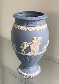Rare grand vase Wedgwood en jaspe bleu « Récolte abondante », en très bon état
