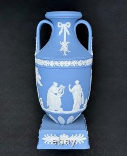 Rare vase trophée sur piédestal en jasperware bleu pâle Wedgwood Apollo Muses, 1950