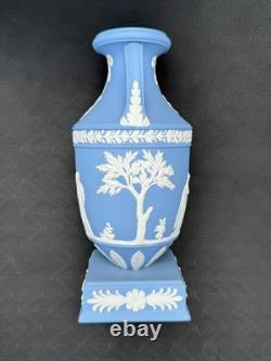 Rare vase trophée sur piédestal en jasperware bleu pâle Wedgwood Apollo Muses, 1950 Rare vase trophée sur piédestal en jasperware bleu pâle Wedgwood Apollo Muses, 1950