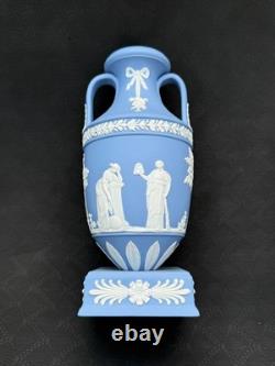 Rare vase trophée sur piédestal en jasperware bleu pâle Wedgwood Apollo Muses, 1950