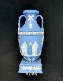 Rare vase trophée sur piédestal en jasperware bleu pâle Wedgwood Apollo Muses, 1950