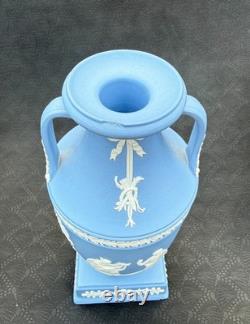 Rare vase trophée sur piédestal en jasperware bleu pâle Wedgwood Apollo Muses, 1950