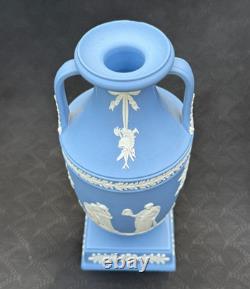 Rare vase trophée sur piédestal en jasperware bleu pâle Wedgwood Apollo Muses, 1950