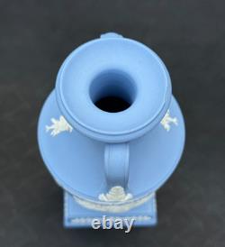 Rare vase trophée sur piédestal en jasperware bleu pâle Wedgwood Apollo Muses, 1950