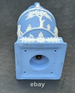 Rare vase trophée sur piédestal en jasperware bleu pâle Wedgwood Apollo Muses, 1950